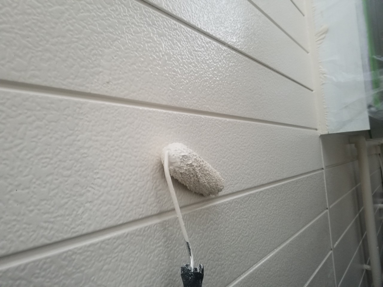 白い壁を塗装