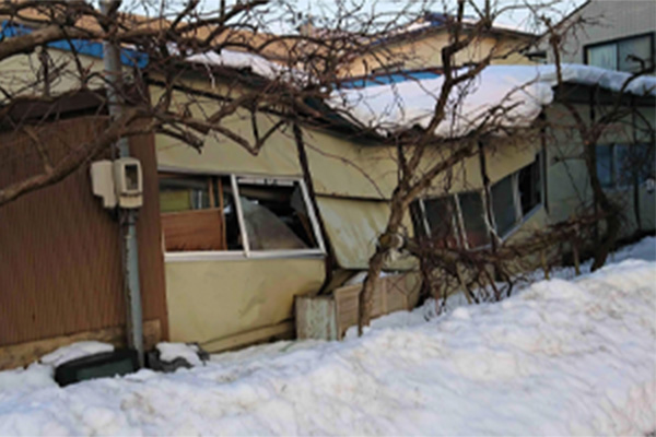 雪で潰れた家屋