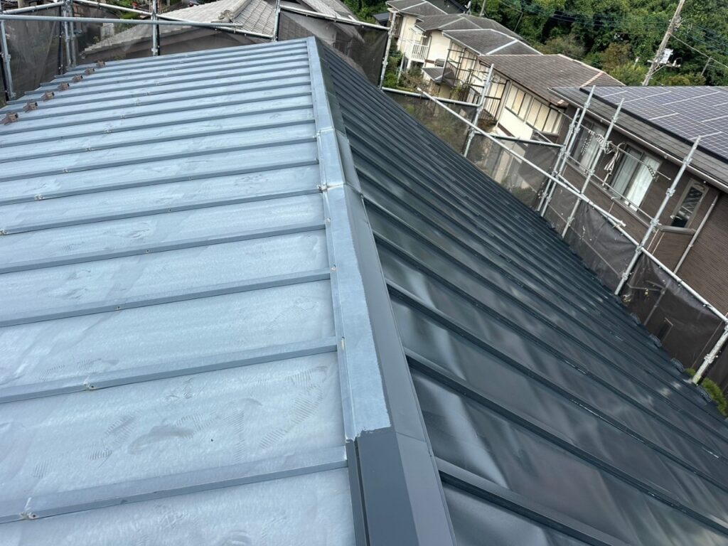 埼玉県狭山市 T様邸 屋根塗装工事 錆止め塗装~中塗り~上塗り
