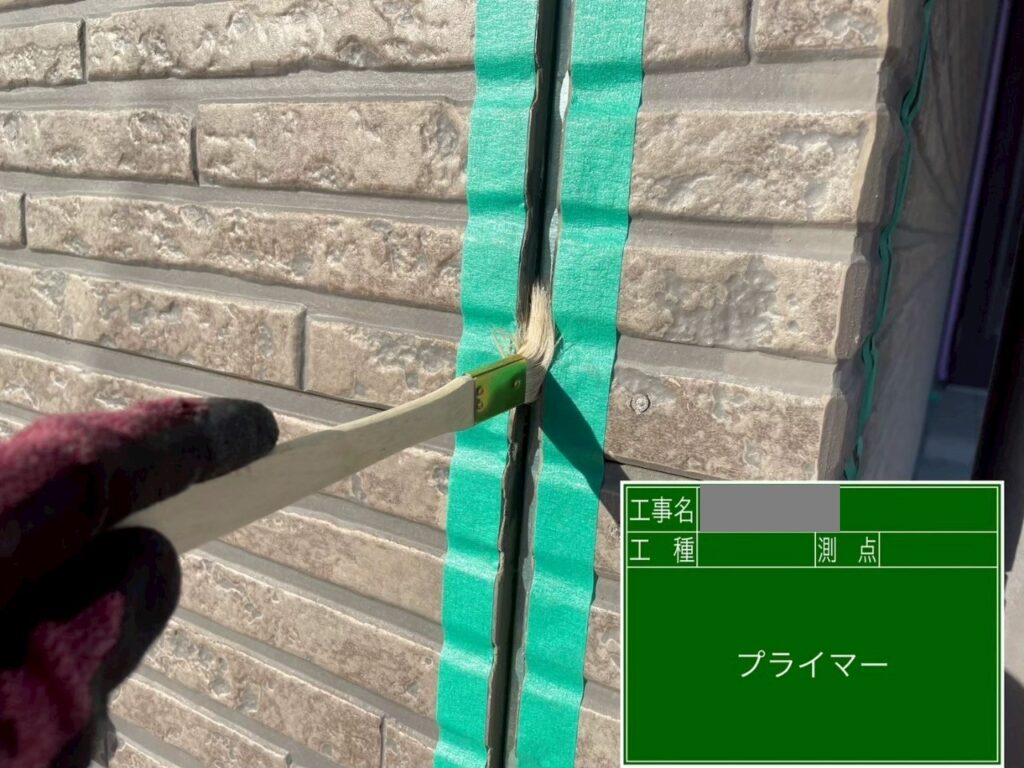 埼玉県狭山市 O様邸 外壁塗装 コーキング工事 プライマー塗布後コーキング材 を充填しました!