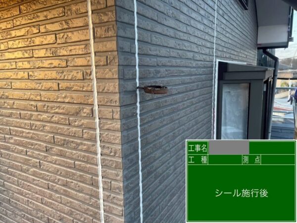 埼玉県狭山市　O様邸　外壁塗装　コーキング工事　プライマー塗布後コーキング材 を充填しました！