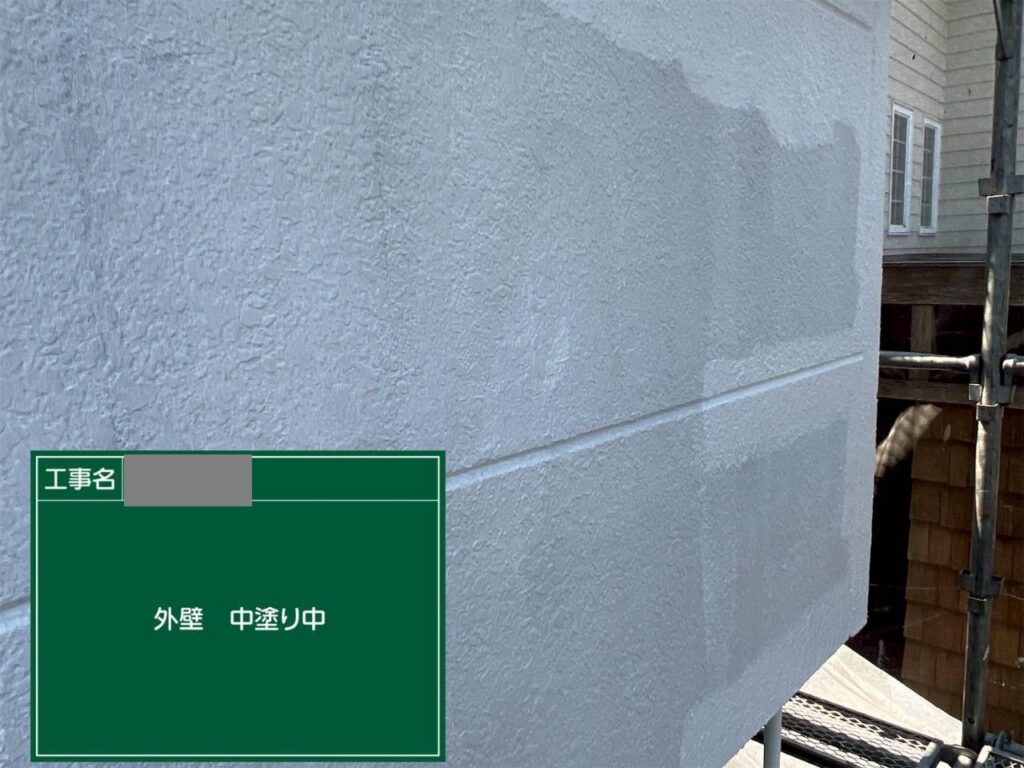 埼玉県入間市　I様邸　外壁塗装工事　中塗り～上塗り　3度塗りが必要な理由とは？