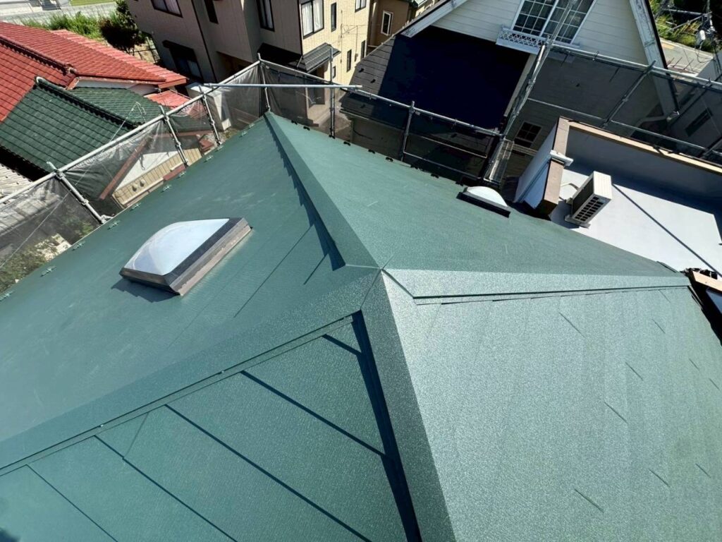 埼玉県入間市　I様邸　屋根リフォーム工事　カバー工法　新しい屋根材を設置して施工完了！