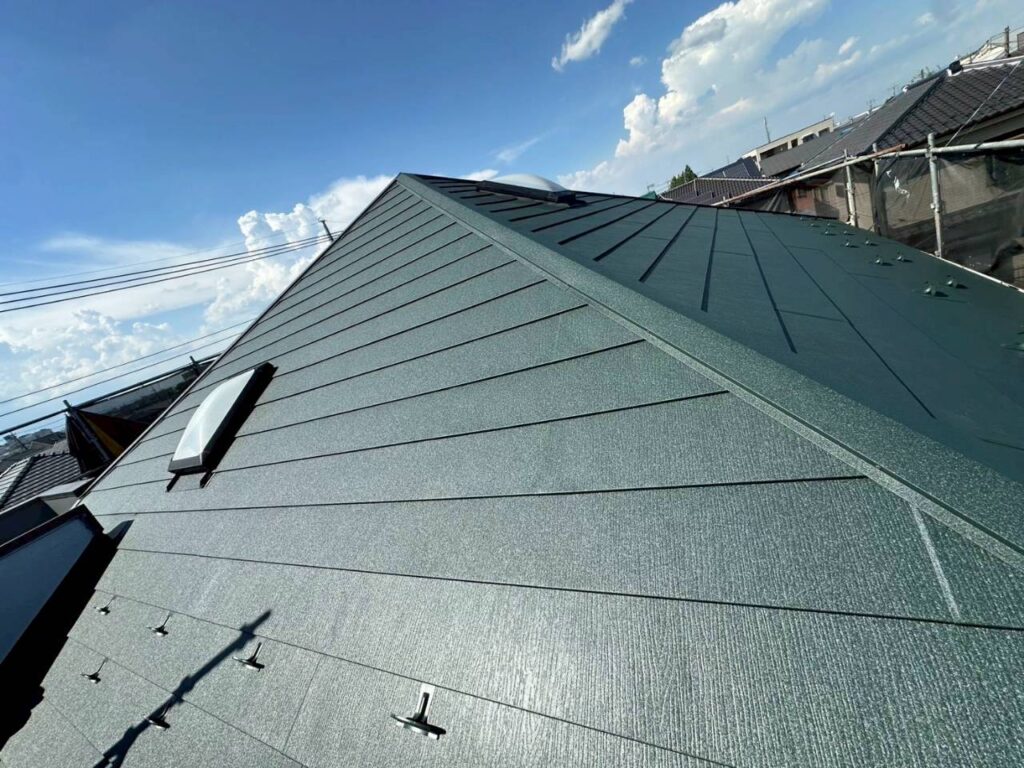 埼玉県入間市　I様邸　屋根リフォーム工事　カバー工法　新しい屋根材を設置して施工完了！