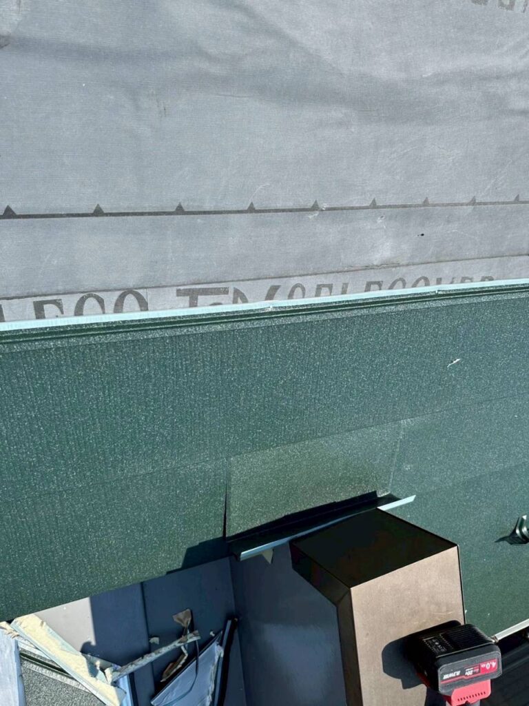 埼玉県入間市　I様邸　屋根リフォーム工事　カバー工法　新しい屋根材を設置して施工完了！