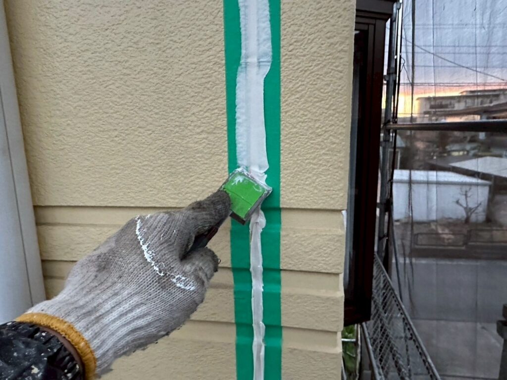 埼玉県狭山市 T様邸 外壁塗装工事 コーキング工事 新しいコーキング材を充填して補修完了!