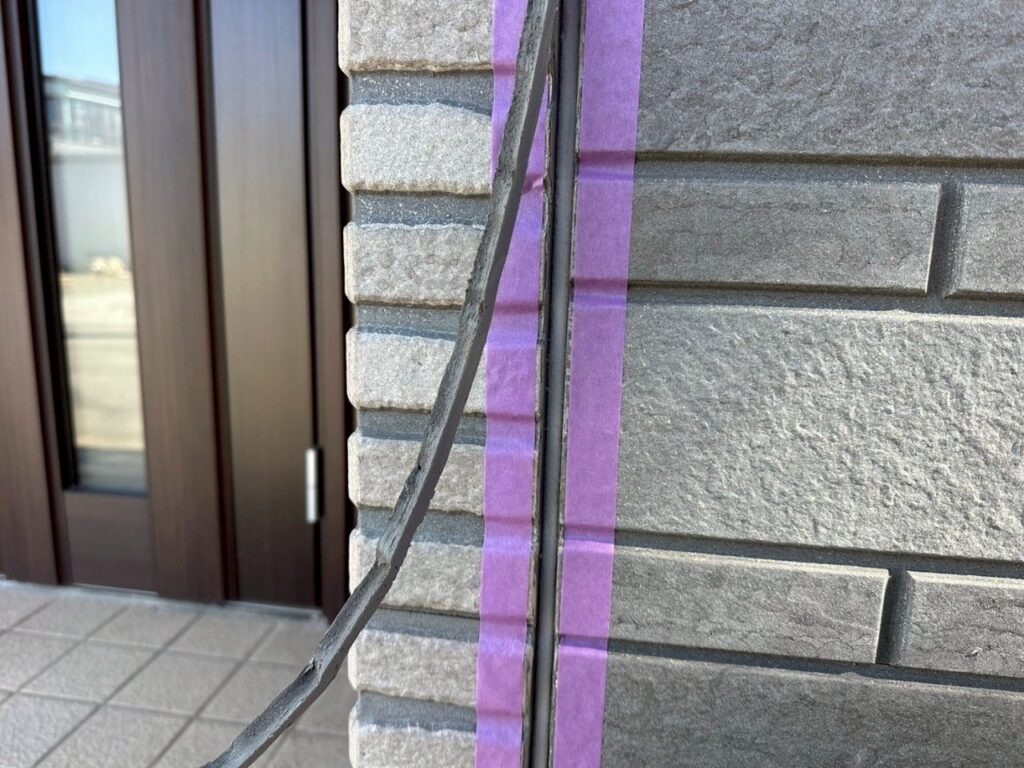 埼玉県狭山市　T様邸　外壁塗装　コーキング工事　既存コーキング撤去～プライマー塗布で準備作業をおこないました！