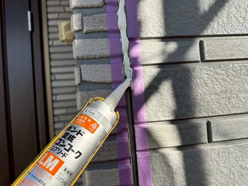 埼玉県狭山市 T様邸 外壁塗装工事 コーキング工事 新しいコーキング材を充填して補修完了!