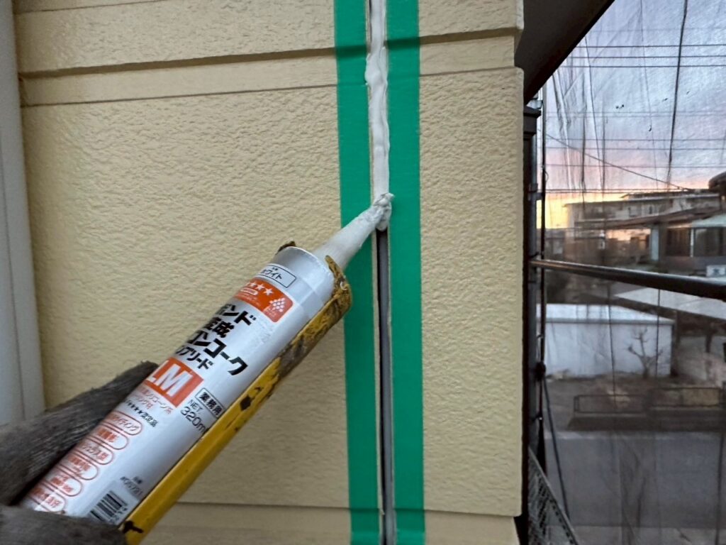 埼玉県狭山市 T様邸 外壁塗装工事 コーキング工事 新しいコーキング材を充填して補修完了!