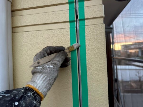 埼玉県狭山市　T様邸　外壁塗装　コーキング工事　既存コーキング撤去～プライマー塗布で準備作業をおこないました！