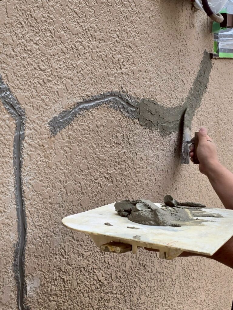 埼玉県入間市 S様邸 外壁塗装工事 ひび割れ補修 構造クラックは放置すると危険?