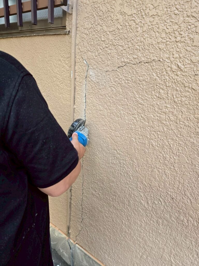 埼玉県入間市 S様邸 外壁塗装工事 構造クラック補修 Uカット工法とは?