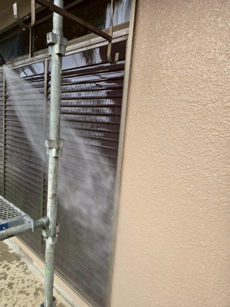 埼玉県入間市　S様邸　外壁塗装工事　足場設置と高圧洗浄で塗装前の準備をおこないました！