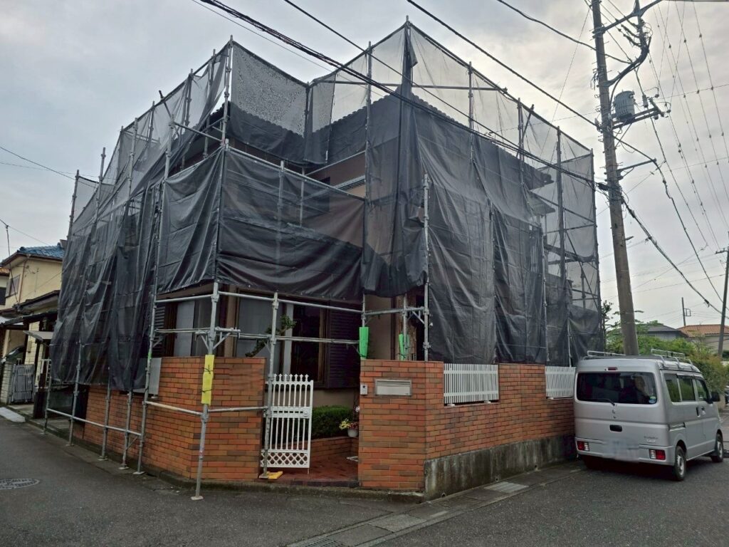 埼玉県入間市　S様邸　外壁塗装工事　足場設置と高圧洗浄で塗装前の準備をおこないました！