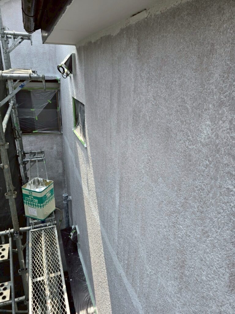 埼玉県入間市 S様邸 外壁塗装工事 密着性を高めるために下塗り塗装をおこないました!